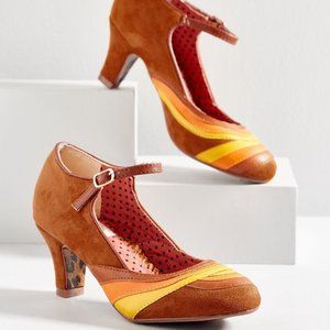 Bettie Page Sz 8 Retro Suede Heels w color detail